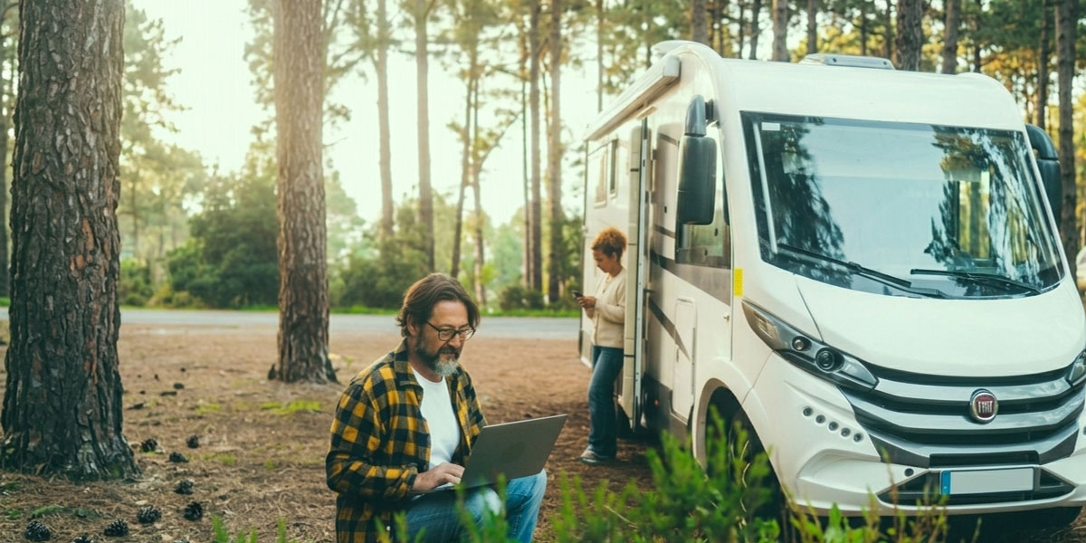 Comparison of RV internet sources including 5G cellular, campground Wi-Fi, and satellite internet.